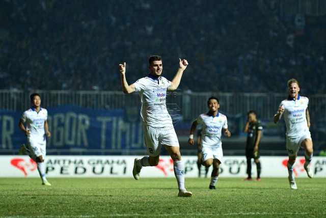 Aksi Nick Kuipers, pemain Persib Bandung, di laga melawan Tira-Persikabo. Foto: Dok. Media Persib Bandung