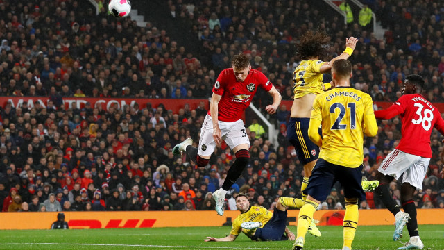 Scott McTominay menyundul bola di laga melawan Arsenal. Foto: Reuters/Jason Cairnduff