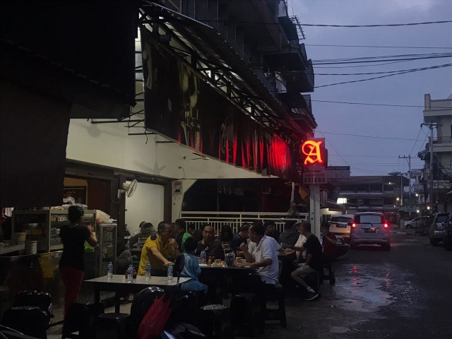Suasana pagi di Warung Kopi Asiang. Dok. Teri/Hi!Pontianak.