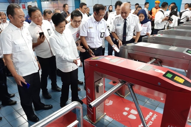 Menteri BUMN Rini Soemarno saat uji coba penggunaan LinkAja untuk KRL Commuter Line di Stasiun Juanda Jakarta, Rabu (1/10). Foto: Nurul Nur Azizah/kumparan
