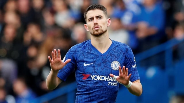 Jorginho di pertandingan melawan Brighton and Hove Albion. Foto: Reuters/David Klein
