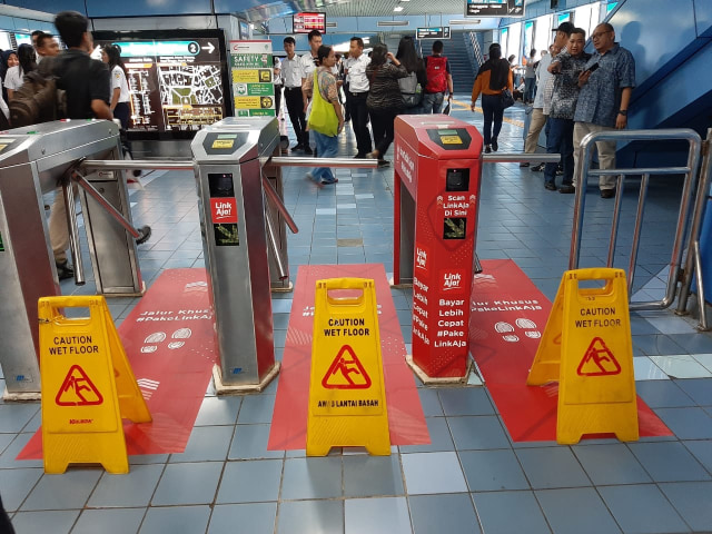 Uji coba penggunaan LinkAja untuk KRL Commuter Line di Stasiun Juanda Jakarta, Rabu (1/10). Foto: Nurul Nur Azizah/kumparan