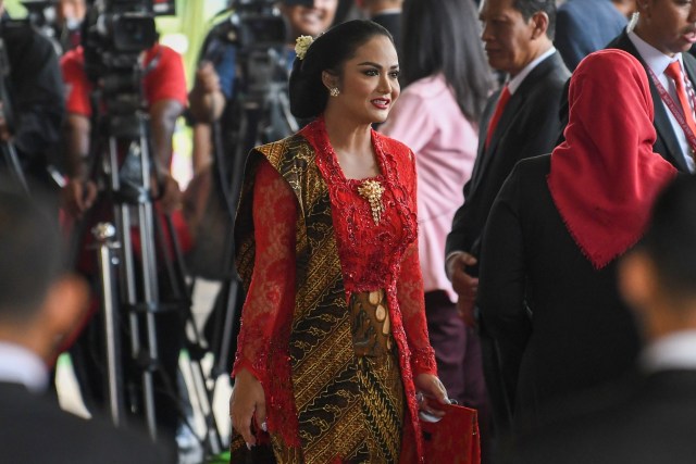 Artis Krisdayanti berjalan menyapa wartawan sebelum mengikuti  pelantikan anggota Dewan Perwakilan Rakyat (DPR) periode 2019-2024 di Ruang Rapat Paripurna, Kompleks Parlemen, Senayan, Jakarta, Selasa, (1/10/2019). Foto: ANTARA FOTO/Nova Wahyudi