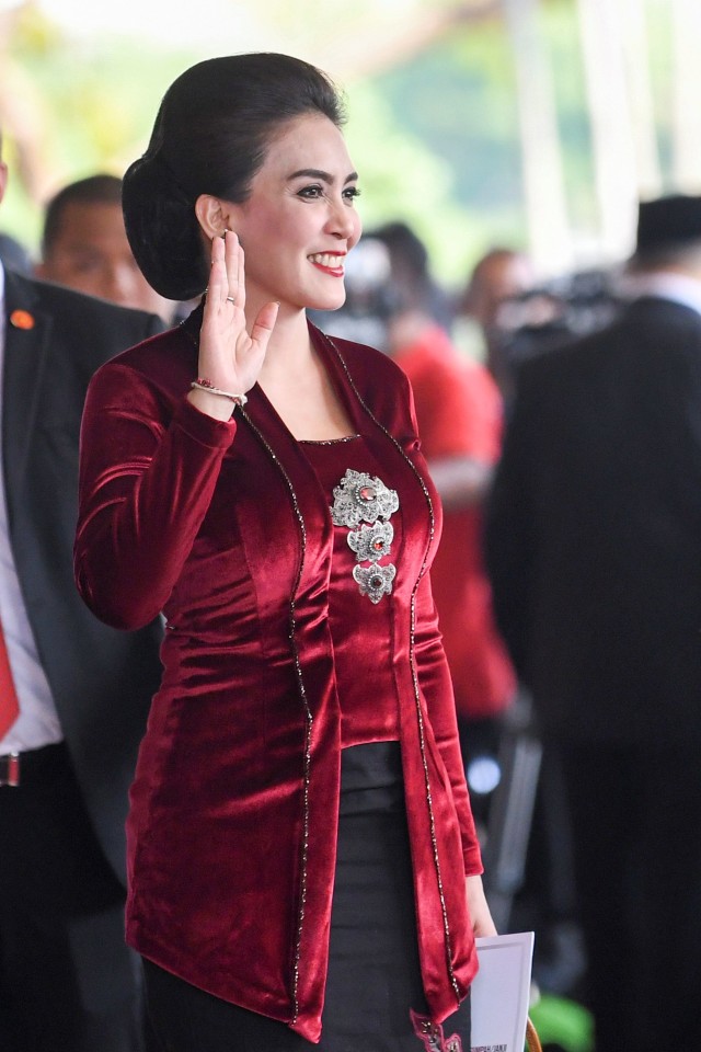 Artis Rieke Diah Pitaloka berpose sebelum mengikuti  pelantikan anggota Dewan Perwakilan Rakyat (DPR) periode 2019-2024 di Ruang Rapat Paripurna, Kompleks Parlemen, Senayan, Jakarta, Selasa, (1/10/2019). Foto: ANTARA FOTO/Nova Wahyudi