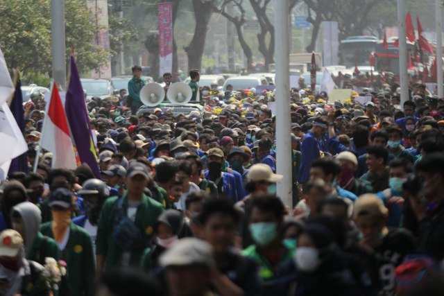 Mahasiswa dari berbagai kampus demo di kawasan Gedung DPR/MPR, Jakarta, Selasa (1/10/2019). Foto: Nugroho Sejati/kumparan
