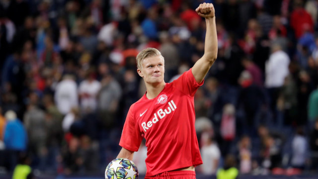Erling Braut Haaland membawa pulang bola pertandingan melawan Genk. Foto: Reuters/Leonhard Foeger