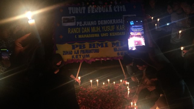 Aksi bakar lilin dan tabur bunga di dalam kampus UHO Kendari, Foto: Riza Salman/kendarinesia.