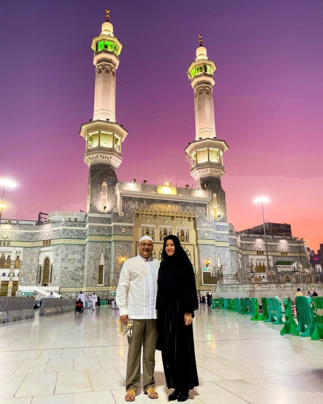 Maia Estianty dan Irwan Mussry umrah. Foto: Instagram/@irwanmussry