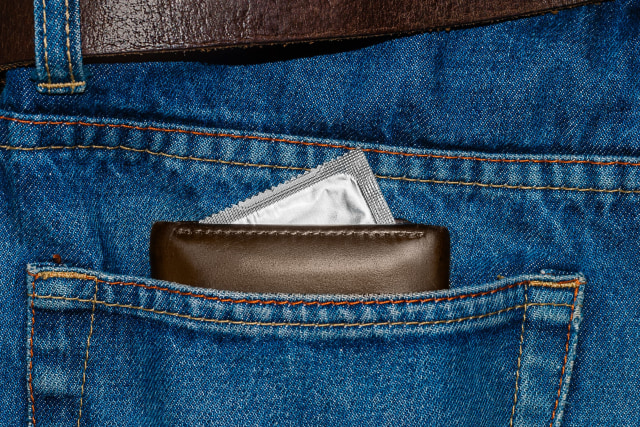 Ilustrasi Kondom di Dompet. Foto: Shutter Stock