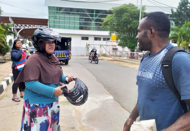 Edison Elopere, salah satu pengungsi dari Wamena saat dijemput keluarga angkatnya di Bandara Mopah, Kabupaten Merauke. (BumiPapua.com/Abdel Syah)