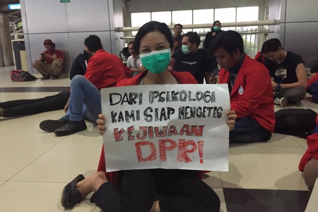 Mahasiswa dari berbagai perguruan tinggi membawa spanduk di Stasiun Palmerah, Jakarta Barat, Selasa (1/10/2019).  Foto: Lutfan Darmawan/kumparan 