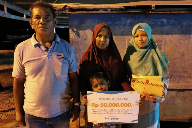 Aisa (kanan) bersama ibu dan pamannya menerima penyerahan donasi tahap 2. Foto: Dok. Ambonnesia