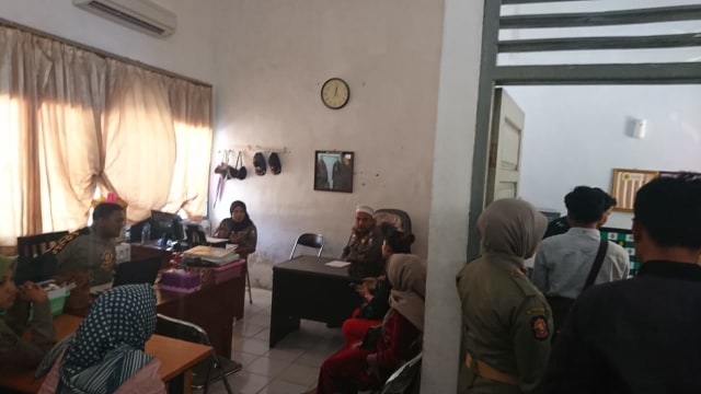 Dua pasangan mesum diperiksa Satpol PP Sampang, Selasa (1/10/2019). (Zainal /MM). 