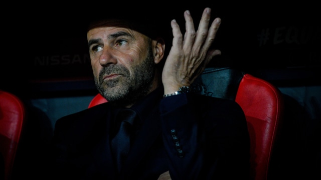 Pelatih Bayer Leverkusen, Peter Bosz. Foto: SASCHA SCHUERMANN / AFP