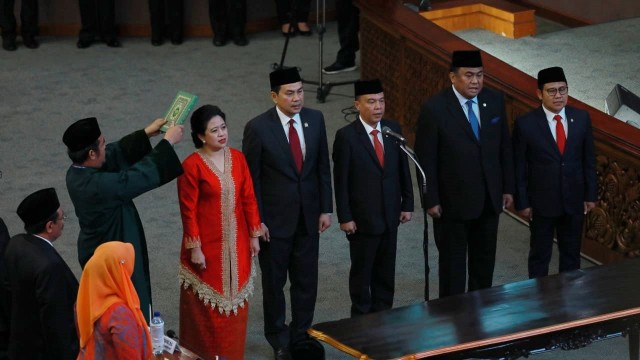 Pimpinan DPR RI periode 2019-2024 diambil sumpahnya oleh Ketua Mahkamah Agung (MA), M Hatta Ali di Ruang Rapat Paripurna, Jakarta, Selasa (1/10/2019). Foto: Fanny Kusumawardhani/kumparan