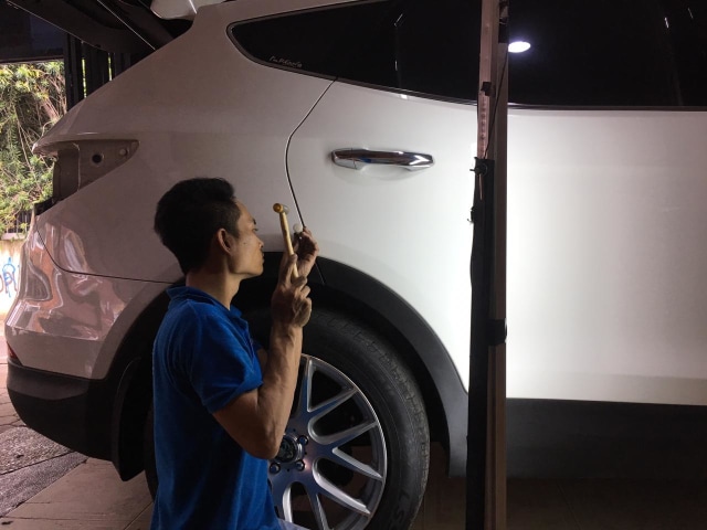 Proses pengerjaan Paintless Dent Removal (PDR) Foto: Muhammad Ikbal/kumparan