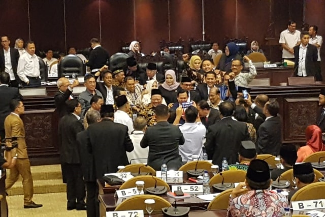 Suasana usai La Nyalla terpilih jadi Ketua DPD. Foto: Efira Tamara Thenu/kumparan