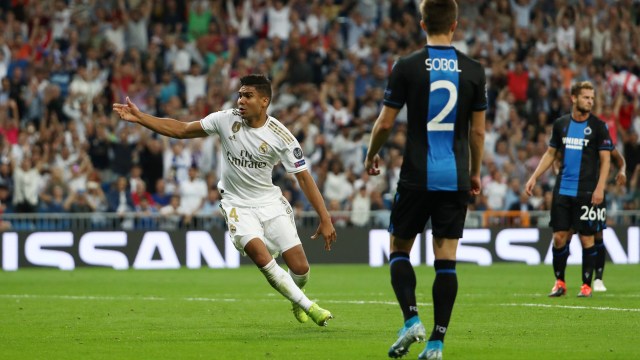 Casemiro merayakan golnya ke gawang Club Brugge. Foto: REUTERS/Jon Nazca