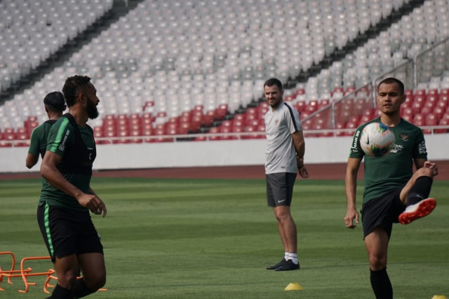 Pelatih Timnas Indonesia Simon McMenemy (tengah) memperhatikan pemainnya saat sesi latihan di Stadion Utama Gelora Bung Karno, Senayan, Jakarta, Rabu (2/10/2019). Foto: Jamal Ramadhan/kumparan