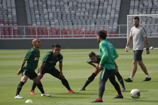 Sejumlah pemain Timnas Indonesia mengikuti sesi latihan di Stadion Utama Gelora Bung Karno, Senayan, Jakarta, Rabu (2/10/2019). Foto: Jamal Ramadhan/kumparan