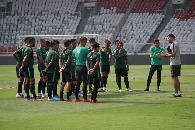 Pelatih Timnas Indonesia Simon McMenemy (kanan) memberikan arahan saat sesi latihan di Stadion Utama Gelora Bung Karno, Senayan, Jakarta, Rabu (2/10/2019). Foto: Jamal Ramadhan/kumparan