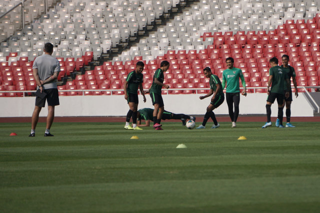 Sejumlah pemain Timnas Indonesia mengikuti sesi latihan di Stadion Utama Gelora Bung Karno, Senayan, Jakarta, Rabu (2/10/2019). Foto: Jamal Ramadhan/kumparan