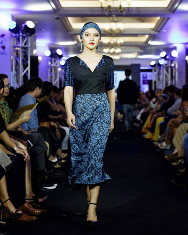 Karya 'Exotic Blue' karya Embran Nawawi di Lao Fashion WeeDok. Pribadi