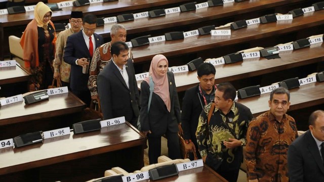 Penyanyi Mulan Jameela (tengah) menghadiri sidang MPR di Komplek Parlemen, Senayan, Jakarta, Rabu (2/10/2019). Foto: Fanny Kusumawardhani/kumparan
