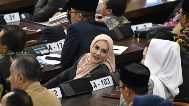 Anggota DPR Mulan Jameela (tengah) saat mengikuti Sidang Paripurna MPR di Ruang Rapat Paripurna, Kompleks Parlemen, Senayan, Jakarta, Rabu (2/10). Foto: ANTARA FOTO/M Risyal Hidayat/hp.