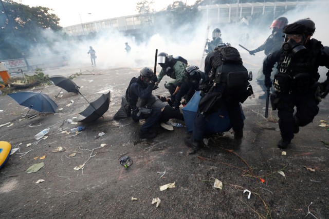 Polisi anti huru hara bentrok dengan pengunjuk rasa di distrik Sha Tin, Hong Kong, China Selasa (1/10/2019). Foto: REUTERS/Jorge Silva