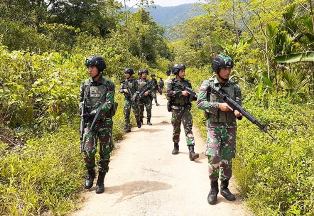Satgas Pengamanan Perbatasan RI-PNG saat lakukan pengamanan dan patroli di wilayah perbatasan RI-PNG di Skouw. (Foto IST)