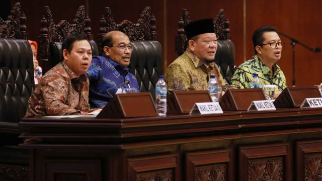 Ketua DPD RI terlpilih, La Nyala Mattalitti memimpin rapat pleno pemilihan perwakilan DPD RI untuk masuk ke bursa pemilihan Ketua MPR RI periode 2019-2024 di Gedung Nusantara V, Jakarta, Selasa (2/9). Foto: Fanny Kusumawardhani/kumparan