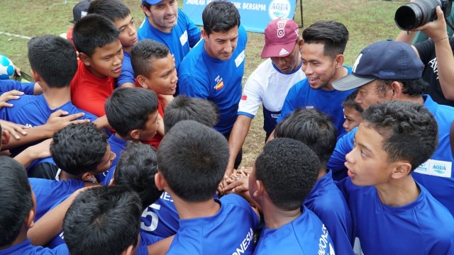 Para pemain tim Danone Nations Cup Indonesia menyuarakan yel sebelum beruji tanding. Foto: Aqua-Danone.