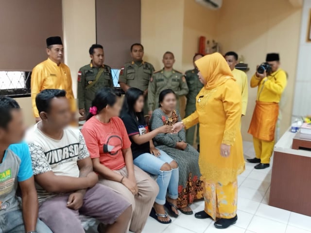 Bupati Kobar Nurhidayah menyapa para PSK di Kantor Satpol PP dan Damkar Kobar. (Foto: Joko Hardyono)