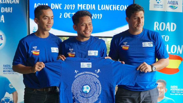 Andik Vermansah (tengah) diapit oleh Jeffri Ricardo (kiri) dan Alfredo Vera (kanan). Foto: Aqua-Danone.