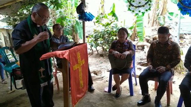 Ibadah pelayanan di rumah duka, Fanly Lahingide, siswa yang meninggal dunia setelah terjatuh saat sementara menjalani hukuman lari keliling lapangan karena terlambat masuk sekolah