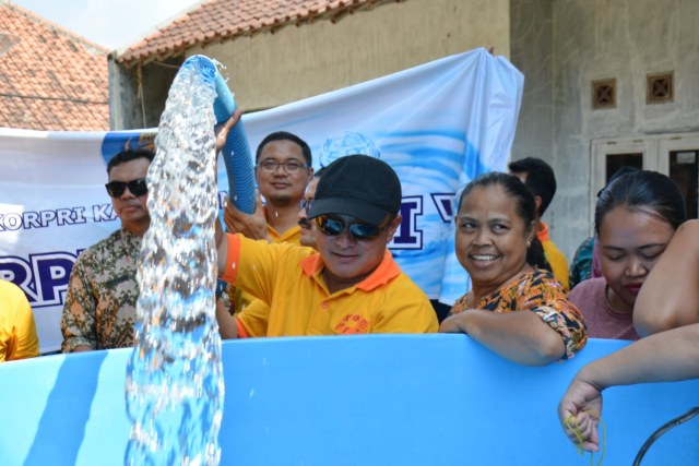 Sekretaris daerah Kabupaten Kuningan, Dian Rachmat Yanuar menyalurkan air bersih s aat berkunjung ke wilayah terdampak kekeringan di Desa Cibulan, Kecamatan Cidahu dan Desa Kertawana, Kecamatan Kalimanggis, Rabu (2/10). Warga di dua desa tersebut saat ini, kesulitan air bersih. (Andri)