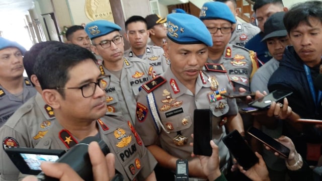 Karo Provost Div Propam Mabes Polri, Brigjen Pol Hendro Pandowo, saat memberikan keterangan pers didampingi Kapolda Sultra Brigjen Pol Merdisyam, Foto: Lukman Budianto/kendarinesia.