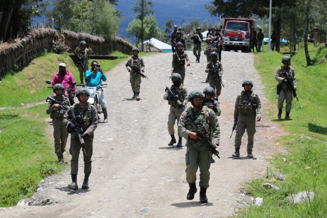 Aparat keamanan melakukan patroli di Ilaga, Kabupaten Puncak, Papua, Senin (30/9/2019). Foto: ANTARA FOTO/Sevianto Pakiding