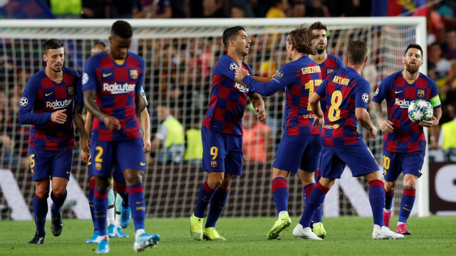 Pemain-pemain Barcelona merayakan gol Luis Suarez. Foto: REUTERS/Albert Gea