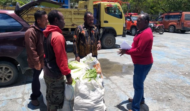 Petani Walelagama serahkan sayuran kepada pengungsi di Wamena. (BumiPapua.com/Stefanus)               