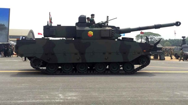 Defile Tank milik Kavaleri Kostrad di Gladi Resik HUT TNI ke-74. Foto: Ricky Febrian/kumparan