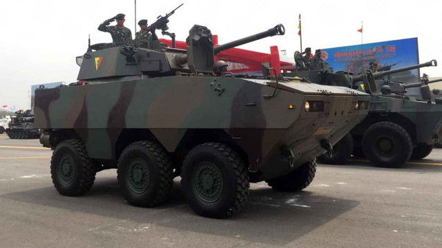 Defile Tank milik Kavaleri Kostrad di Gladi Resik HUT TNI ke-74. Foto: Ricky Febrian/kumparan