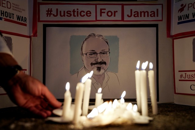 Sejumlah aktivis membakar lilin untuk memperingati pembunuhan jurnalis Jamal Khashoggi, di depan Kedutaan Besar Saudi di Washington, AS, Rabu (2/10/2019). Foto: REUTERS/Sarah Silbiger