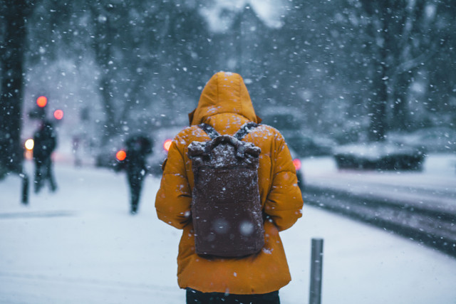 Ilustrasi orang berjalan sendirian. Foto: Unsplash