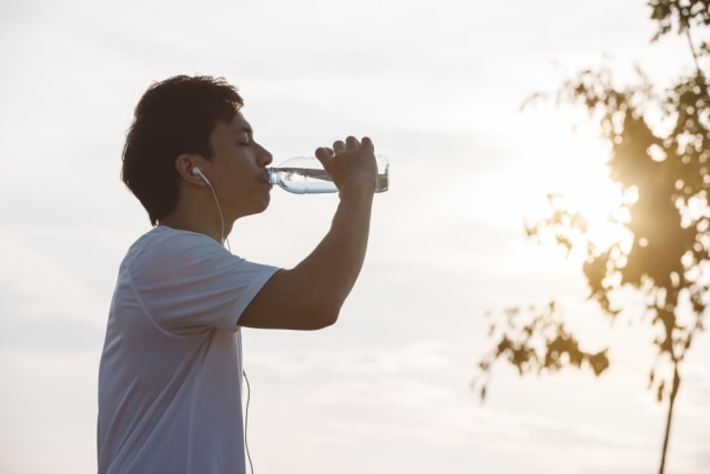 Ilustrasi minum air mineral. Foto: Shutterstock