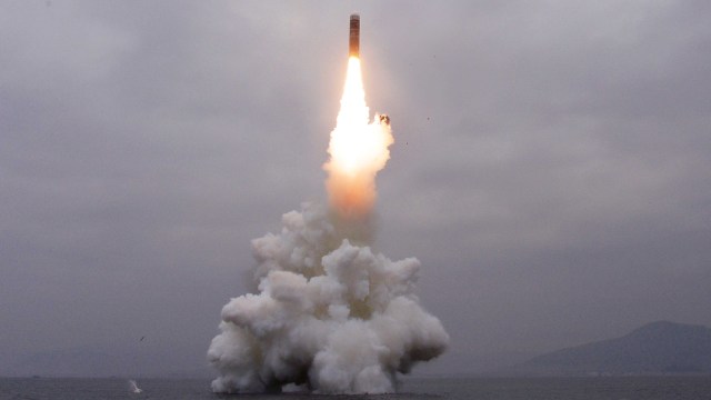 Ilustrasi rudal balistik yang diluncurkan kapal selam (SLBM). Foto: REUTERS