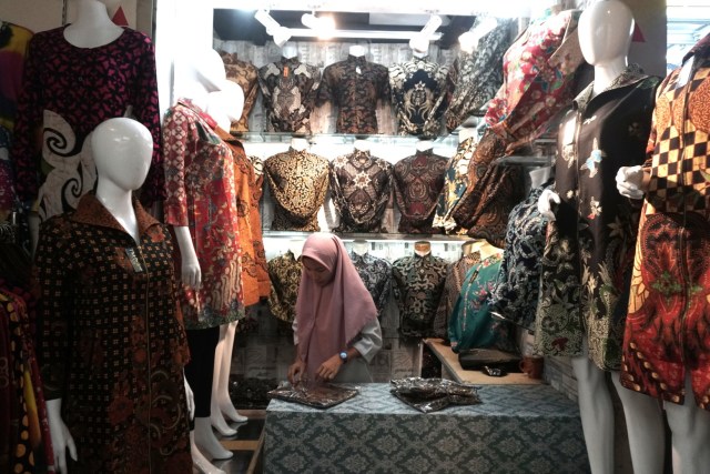 Pedagang merapikan daganganya di Pasar Tanah Abang, Jakarta Pusat, Kamis (3/10/2019). 
 Foto: Iqbal Firdaus/kumparan 