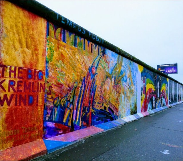 Tembok Berlin sepanjang 156,4 Kilometer dan memiliki tinggi 3,6 meter  ini pada tahun 1961 - 1989 membelah Berlin jadi dua