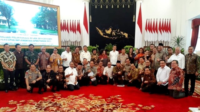 Presiden Jokowi didampingi Wakil Presiden Jusuf Kalla berfoto bersama para menteri di sidang kabinet terakhir. Foto: Instagram/@pramonoanungw